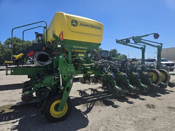 Image of John Deere 1775 equipment image 4
