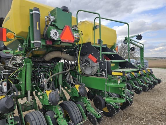 Image of John Deere 1775 equipment image 1