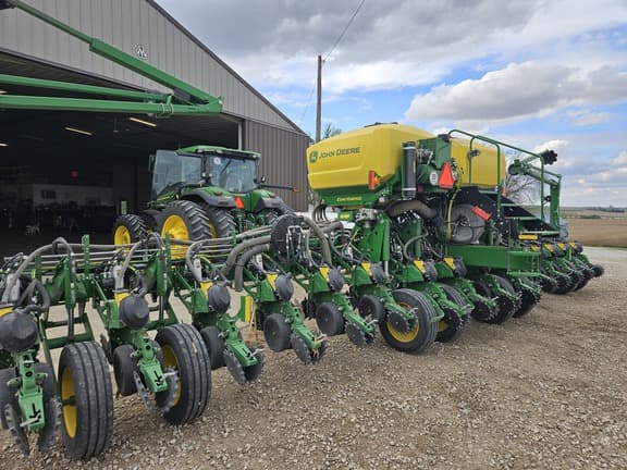 Image of John Deere 1775 equipment image 3