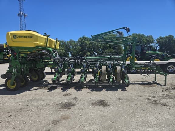 Image of John Deere 1775 equipment image 3