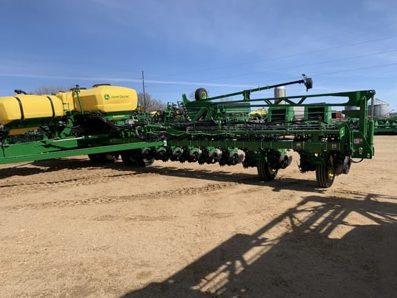 2025 John Deere 1775 Equipment Image0
