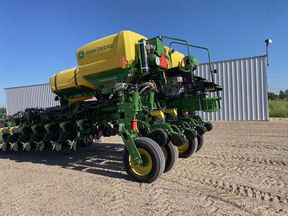 Image of John Deere 1775 equipment image 1