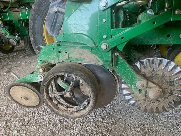 Image of John Deere 1775 equipment image 3