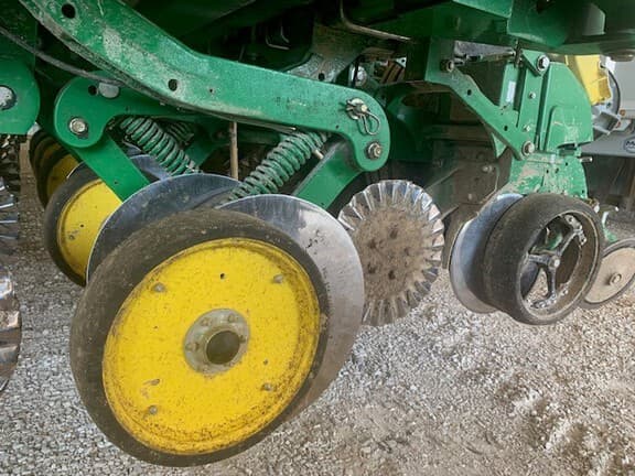 Image of John Deere 1775 equipment image 4