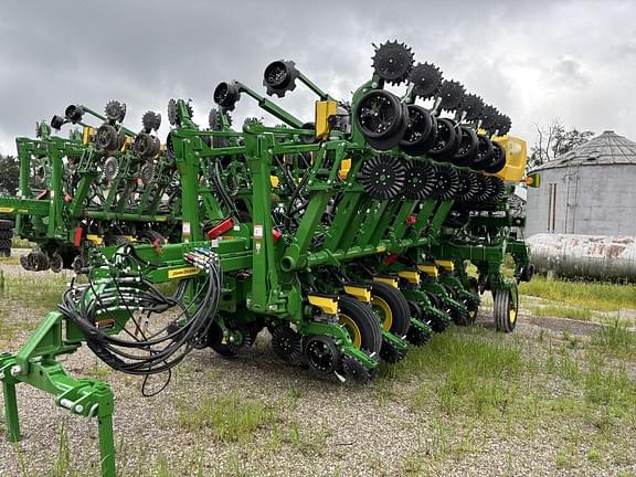 Image of John Deere 1795 equipment image 1