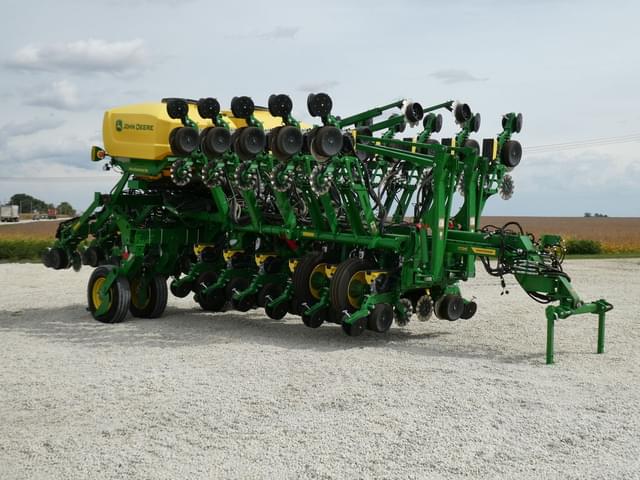 Image of John Deere 1795 equipment image 1