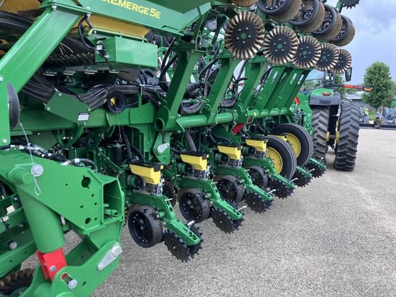 Image of John Deere 1795 equipment image 1