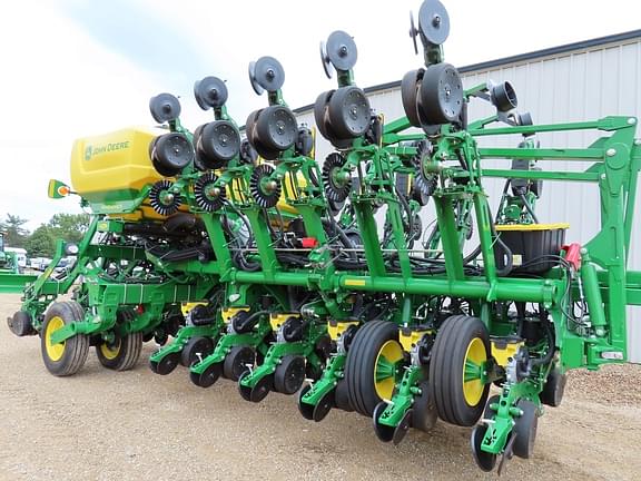 Image of John Deere 1795 equipment image 2
