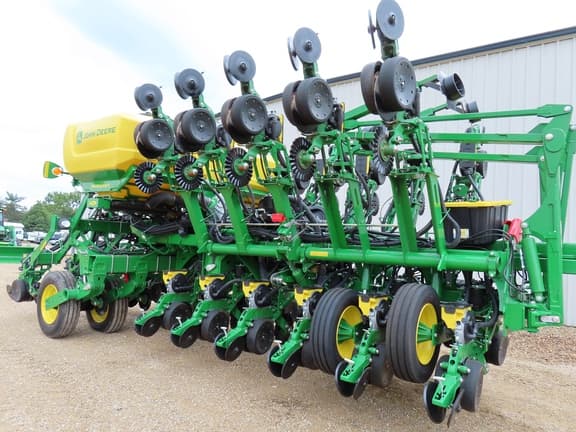 Image of John Deere 1795 equipment image 3