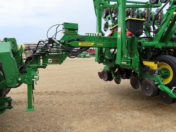 Image of John Deere 1795 equipment image 4