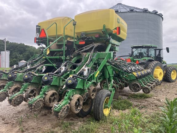 Image of John Deere 1795 equipment image 2