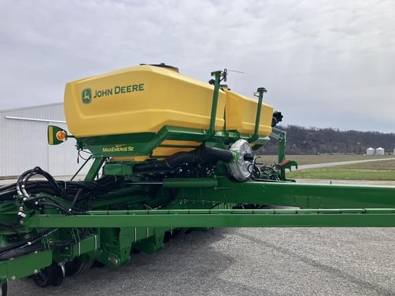Image of John Deere 1795 equipment image 4