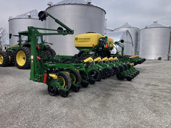 Image of John Deere 1795 equipment image 1