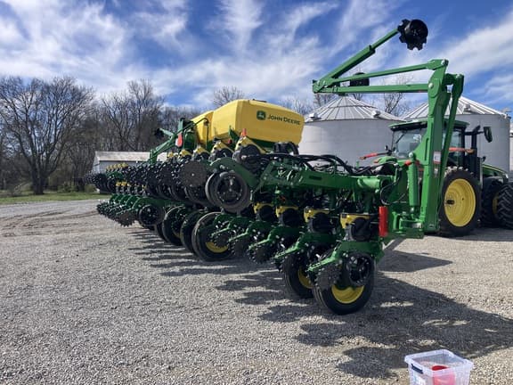 Image of John Deere 1795 equipment image 2