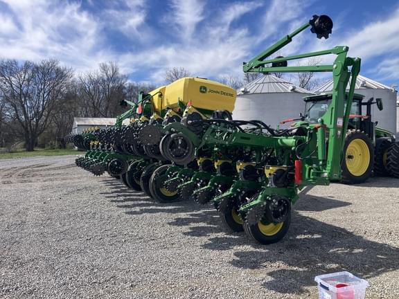 Image of John Deere 1795 equipment image 1
