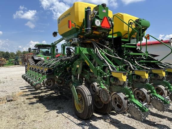 Image of John Deere 1795 equipment image 3