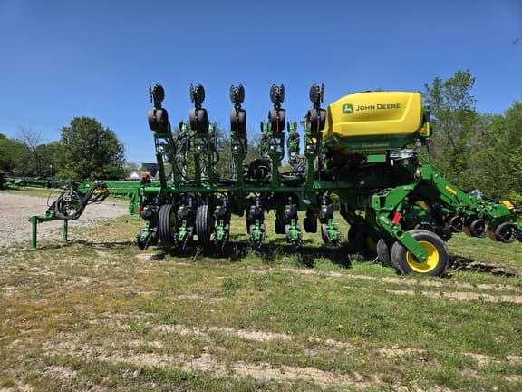 Image of John Deere 1795 equipment image 1