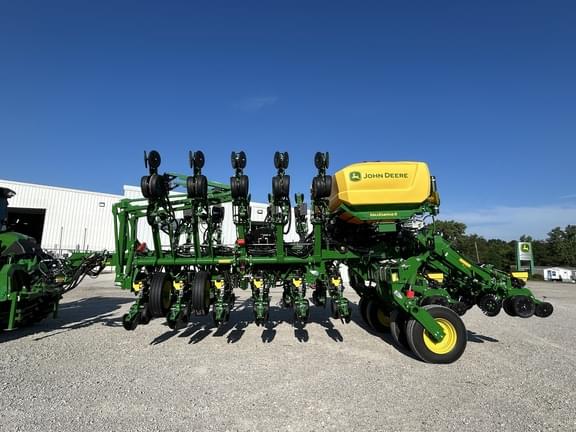 Image of John Deere 1795 equipment image 3