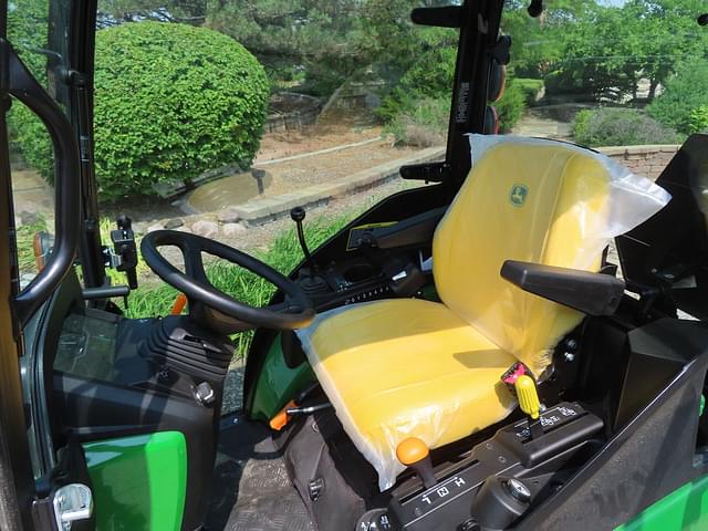 Image of John Deere 2025R equipment image 4