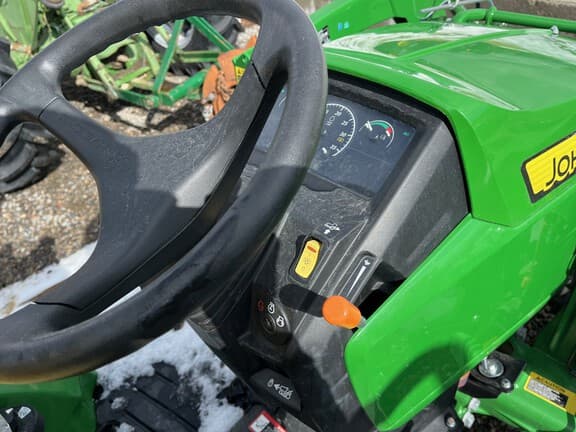 Image of John Deere 2025R equipment image 2
