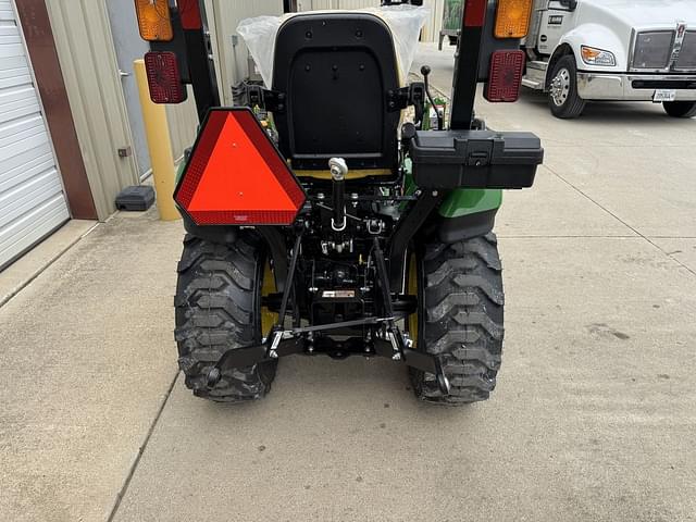 Image of John Deere 2025R equipment image 4