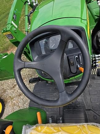 Image of John Deere 2032R equipment image 4