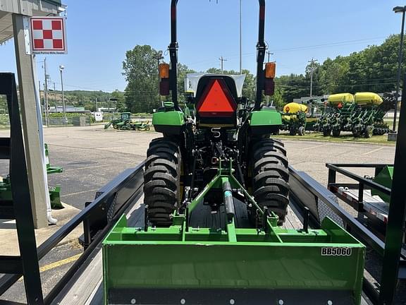 Image of John Deere 2032R equipment image 3