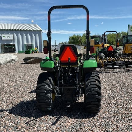 Image of John Deere 2032R equipment image 4