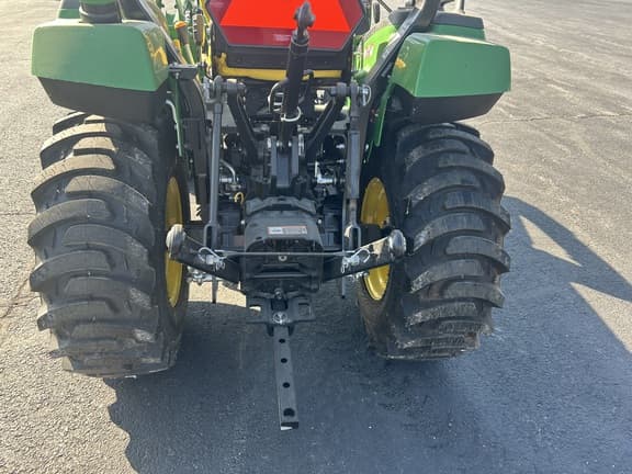 Image of John Deere 2032R equipment image 4