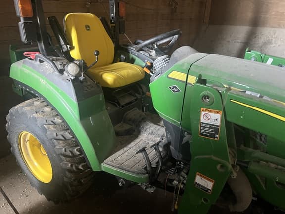 Image of John Deere 2032R equipment image 3