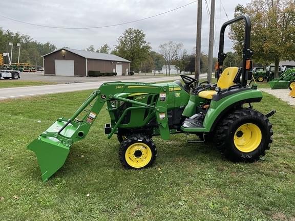 Image of John Deere 2032R equipment image 1