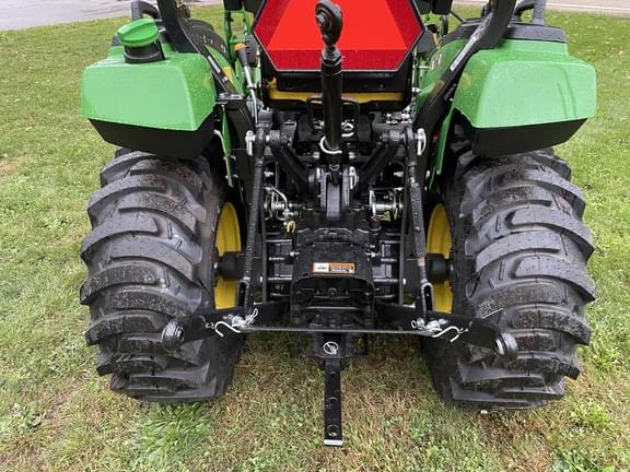 Image of John Deere 2032R equipment image 3