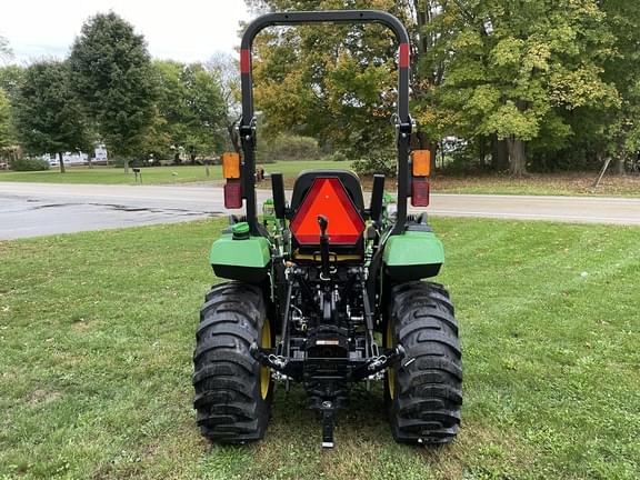 Image of John Deere 2032R equipment image 2