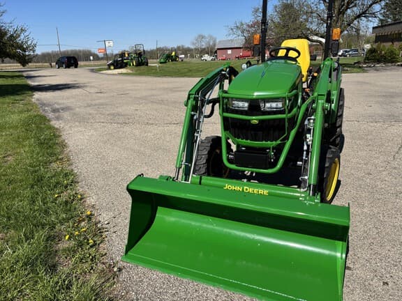 Image of John Deere 2032R equipment image 4
