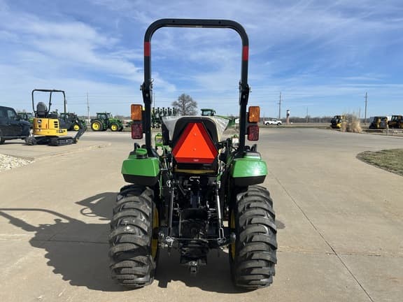 Image of John Deere 2032R equipment image 3
