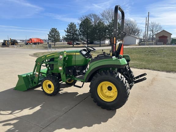 Image of John Deere 2032R equipment image 2