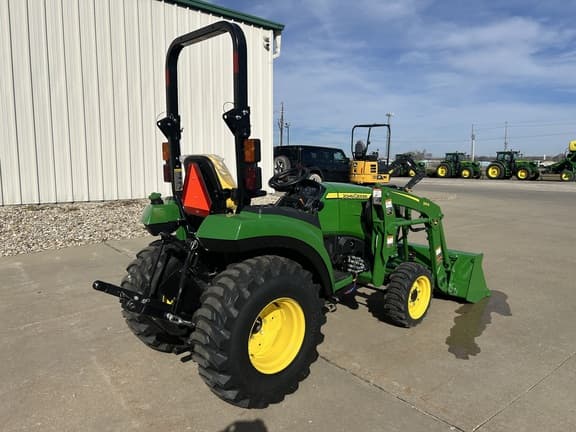 Image of John Deere 2032R equipment image 4