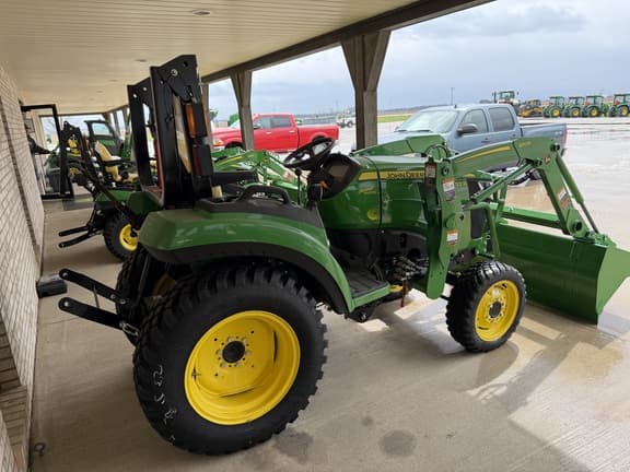 Image of John Deere 2032R equipment image 2