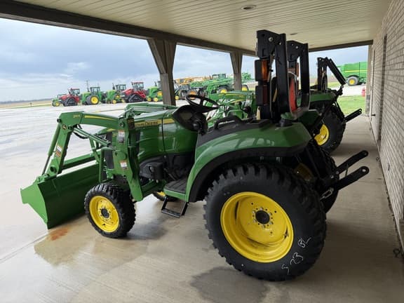 Image of John Deere 2032R equipment image 1