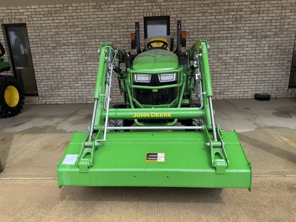 Image of John Deere 2032R equipment image 4