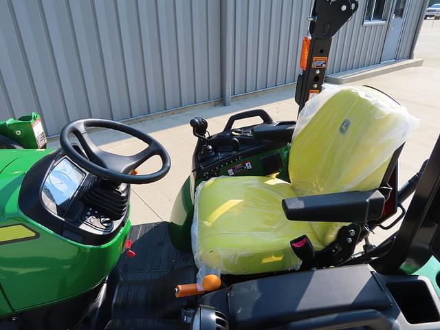Image of John Deere 2032R equipment image 4