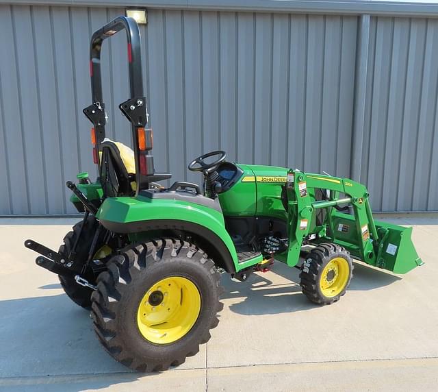 Image of John Deere 2032R equipment image 2