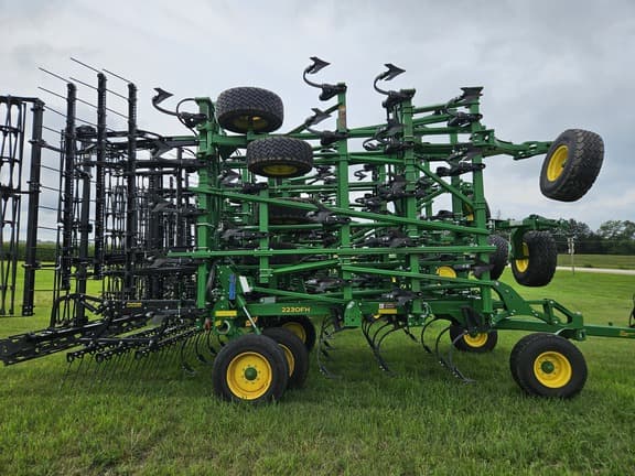 Image of John Deere 2230FH equipment image 3