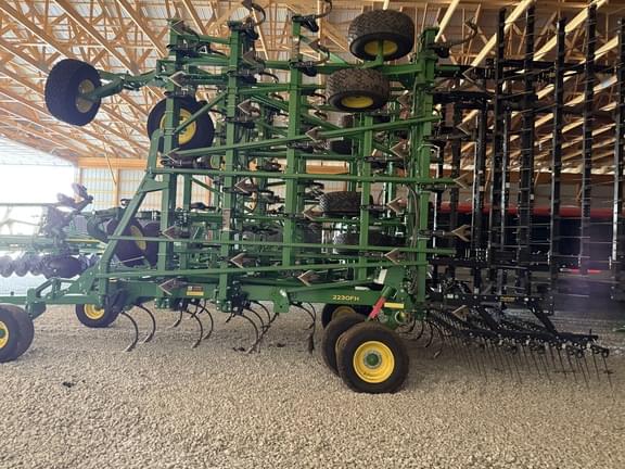 Image of John Deere 2230FH equipment image 4