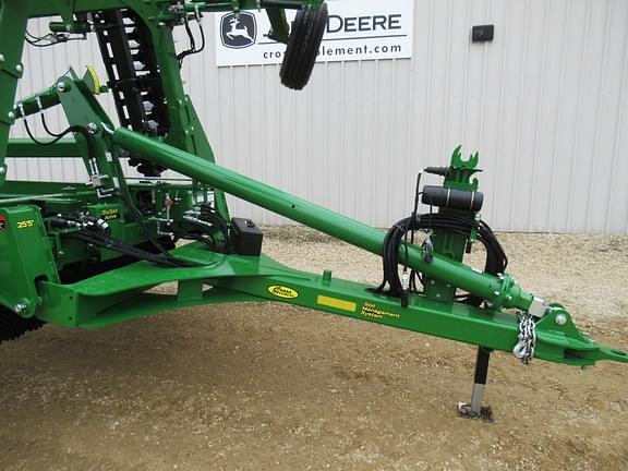 Image of John Deere 2660VT equipment image 4