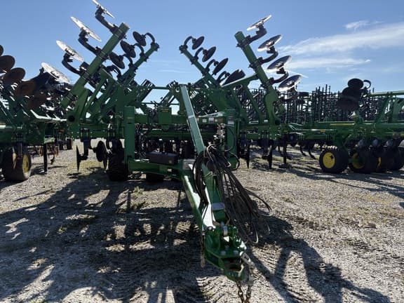 Image of John Deere 2730 equipment image 1