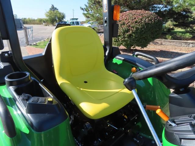 Image of John Deere 3025E equipment image 2