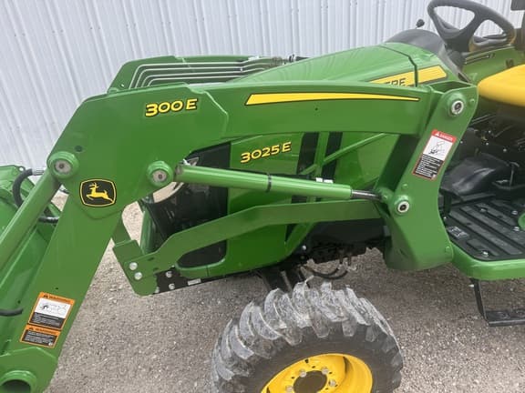 Image of John Deere 3025E equipment image 2