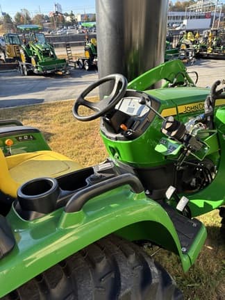 Image of John Deere 3032E equipment image 2