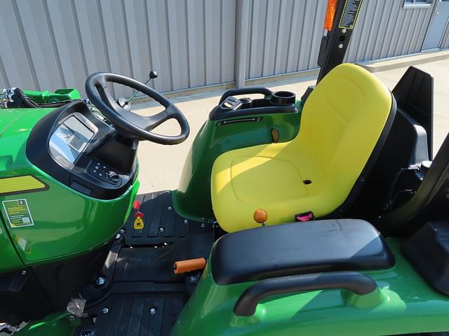 Image of John Deere 3032E equipment image 4